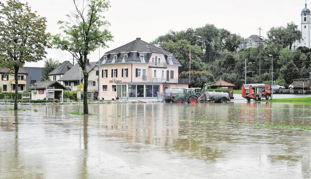 Im September 2017 liess sich die Lage der Feffetstrasse nur dank der Bäume erahnen, die sonst den Rand des Binnenkanals markieren. 