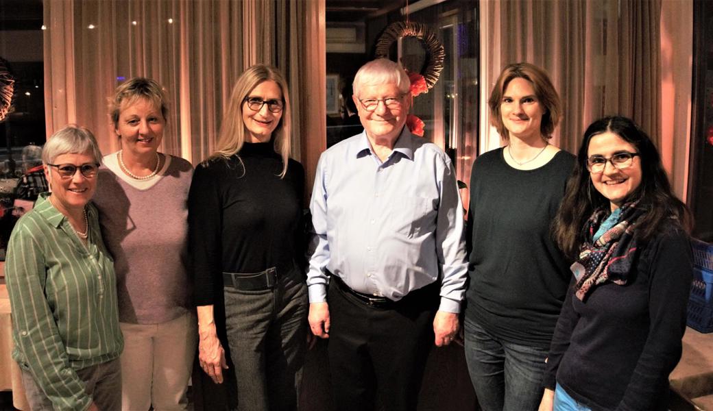 Marlis Huber (Kassierin), Isolde Neff (Aktuarin), Daniela Keller (Co-Präsidentin neu), Max Frei (abtretender Präsident), Aniela Brockmann (Co-Präsidentin neu), Ruth Eggenberger (Noten), auf dem Bild fehlt Klaus Roggors (Dirigent).