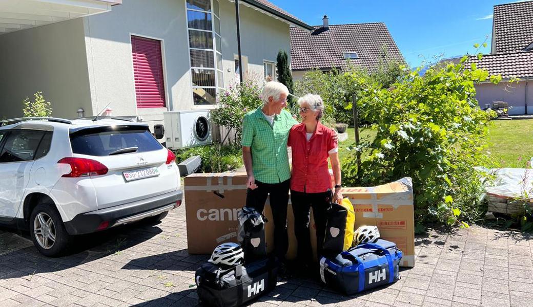 Zufrieden und mit den Fahrrädern in den Schachteln sind Roland und Helene Schönauer letzten Mittwoch in Rebstein angekommen.