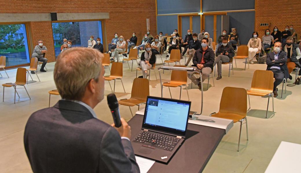Richard Dünser gehört als Schulpräsident von Widnau der Kerngruppe an. Er moderierte die Fragerunde der etwa vierzig Personen in der Aula
des OMR-Schulhauses Am Bach und ebenso vielen im Chat.