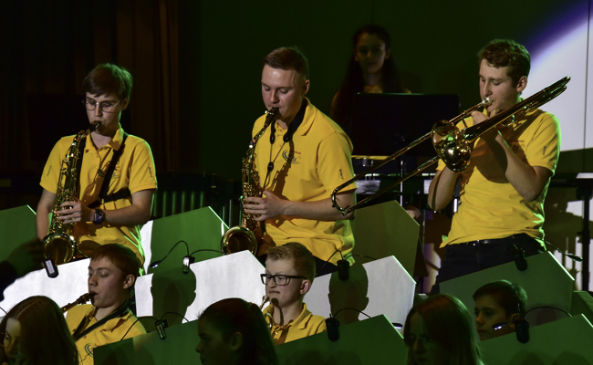 Dirigentenwechsel, Ehrungen und brilliante musikalische Darbietungen
