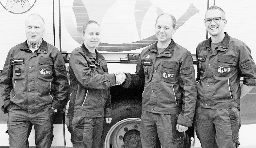 Das abtretende Kommando Urs Sonderegger, Nicole Casterra und das neue Kommando Stefan Kläui, Ivo Ritter (stehend von links) mit den beförderten Kameraden: Pascal Sieber (kniend von links) Sandro Keel, Martin Graf, Roger Keel, Silvan Mattle, Philip Greiserd. Bild: pd