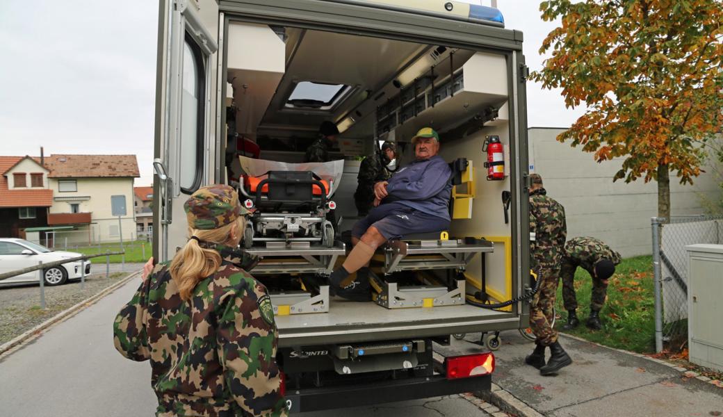 Bereit für die Fahrt im Sanitätsfahrzeug. 