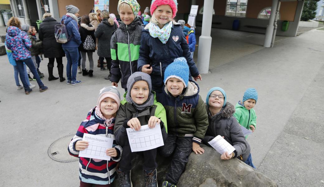 Erst sammelten die Kinder Stempel, dann gab es Zvieri. 