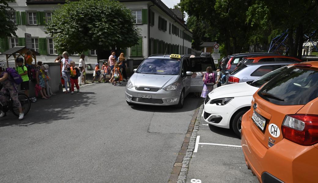 In der Zufahrt stehen Taxis, die Kinder in die Aussengebiete der weitläufigen Schulgemeinde fahren – für Elterntaxis hat’s da nicht auch noch Platz.