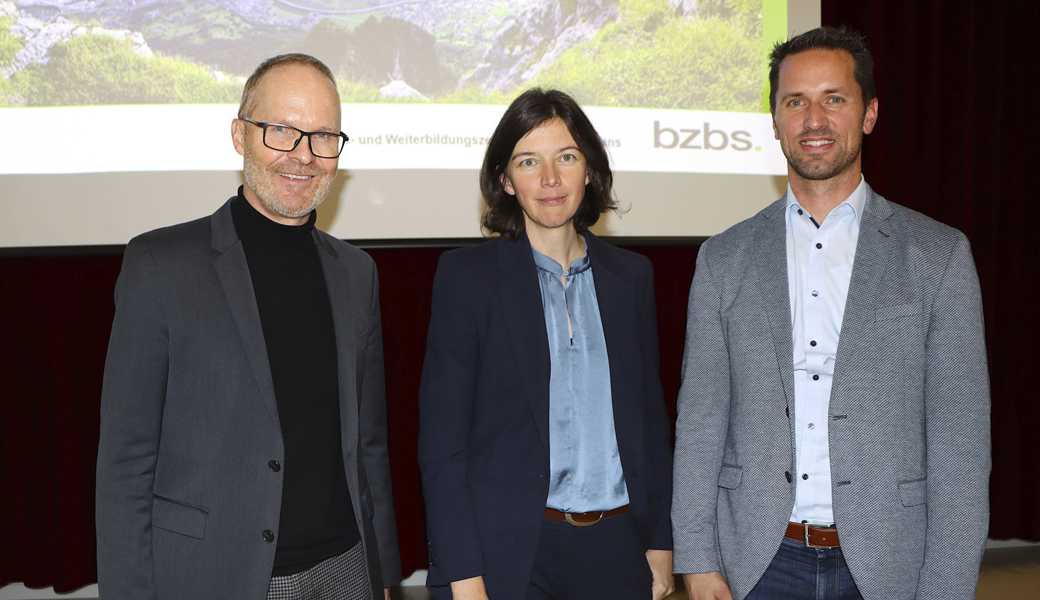 BZBS-Rektor Daniel Miescher (v. l.), Regierungsrätin und Bildungsdirektorin Bettina Surber sowie Markus Bonderer, Präsident der Berufsfachschulkommission, zeigen die Entwicklung des BZBS auf. 