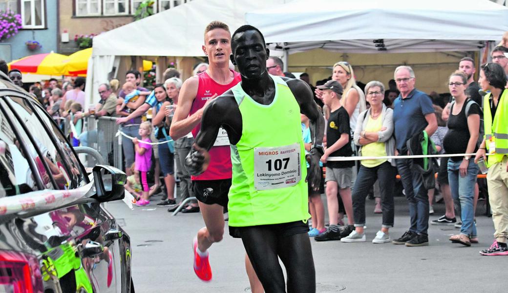 Eric Rüttimann, der spätere Zweite, verfolgt Domnic Lokinyomo, den «unbekannten» Drittplatzierten. Eric Rüttimann, der spätere Zweite, verfolgt Domnic Lokinyomo, den «unbekannten» Drittplatzierten.