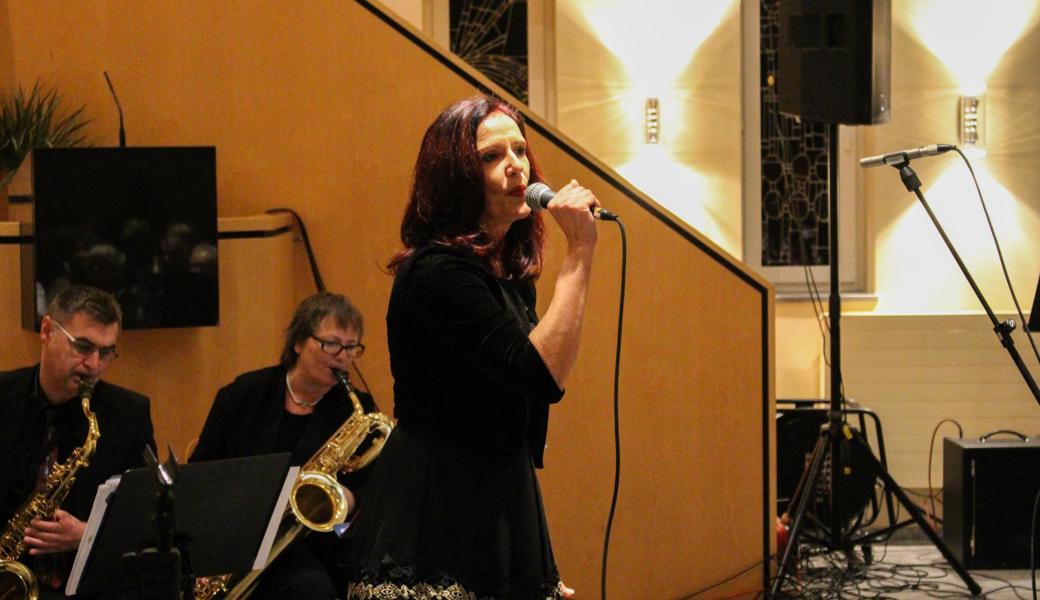 Hier Frankziska Zimmerli und die Bigband mit "Let it snow".
