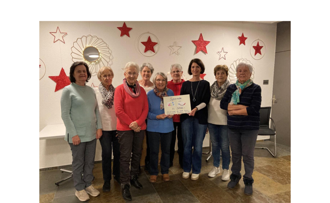 Strickrunde der katholischen Frauengemeinschaft spendet an den Verein Mutperlen