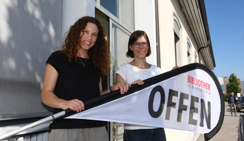 Nicole Schmitt und Caroline Jakob stellen die jüngsten Neuerungen der Bibliothek vor. Flattert die Fahne demnächst vor der Eingangstür, kann man Medien ausleihen und abgeben. Ab 18. September ist im Gang des Bahnhofsgebäudes eine Medienrückgabebox von 6 bis 22 Uhr frei zugänglich.  