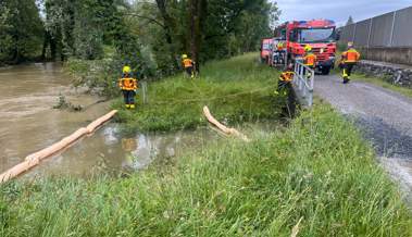 Ölige Flüssigkeit in Gewässern, Hafen gesperrt, Schifffahrt beeinträchtigt