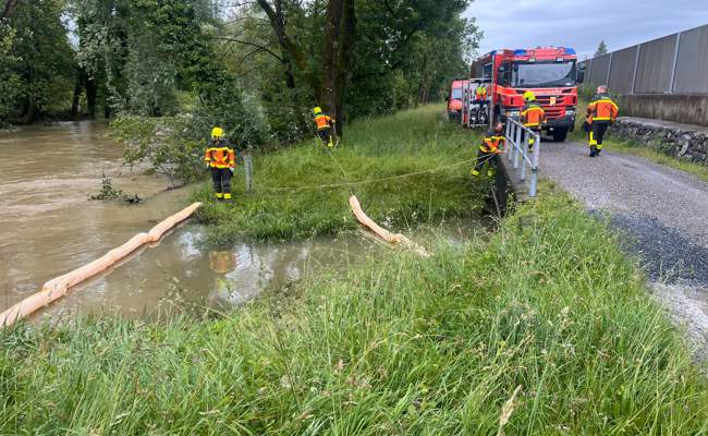 Ölige Flüssigkeit in Gewässern, Hafen gesperrt, Schifffahrt beeinträchtigt