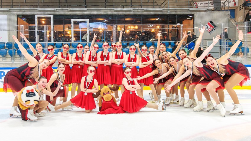 Nach der Siegerehrung tragen die Ice Storms und die Ice Spice stolz ihre gewonnenen Medaillen.