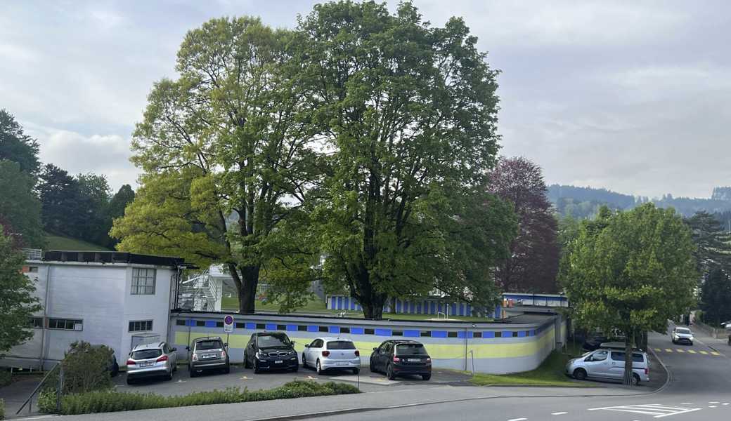 Die Parkplätze beim Schwimmbad Heiden sind heute gratis. Hier könnte es künftig eine Gebührenpflicht geben.