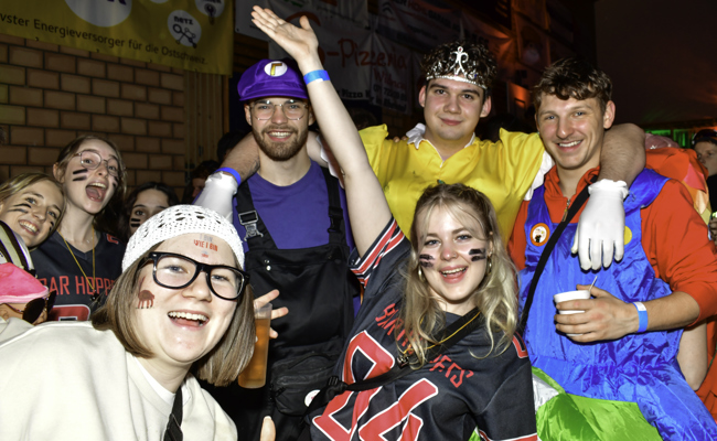 «Wanted!» Wild-West-Party, Guggen-Sound und Riesenstimmung an der Tätschernacht