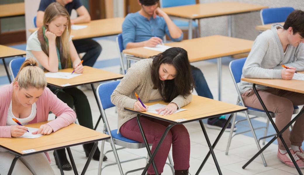 In welcher Form müssen die Lehrabgänger ihre schriftlichen Prüfungen in diesem Jahr abliefern? Der Entscheid darüber fällt bald. 