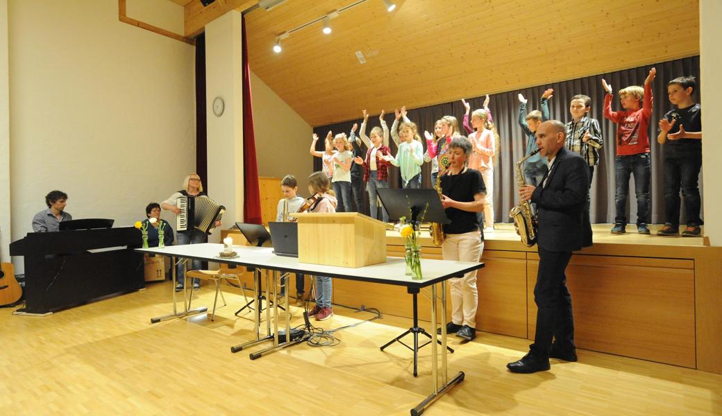 An der Schule Kobelwald funktioniert das Zusammenspiel aller Beteiligten. Ein musikalisches Intermezzo zwischen Kirchbürger- und Schulgemeindeversammlung belegte dies. Nebst Kindern und Lehrkräften wirkten auch Eltern mit. Und der Schulratspräsident.