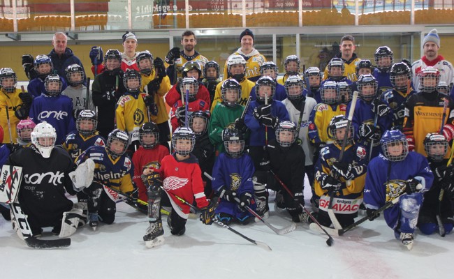 Trainieren mit den Grossen: Zehn Eishockeyprofis besuchen am Hockey-Tag den SC Rheintal