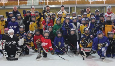 Trainieren mit den Grossen: Zehn Eishockeyprofis besuchen am Hockey-Tag den SC Rheintal