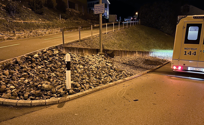 16-Jährige stürzt mit Motorrad und schlittert in Steinbeet