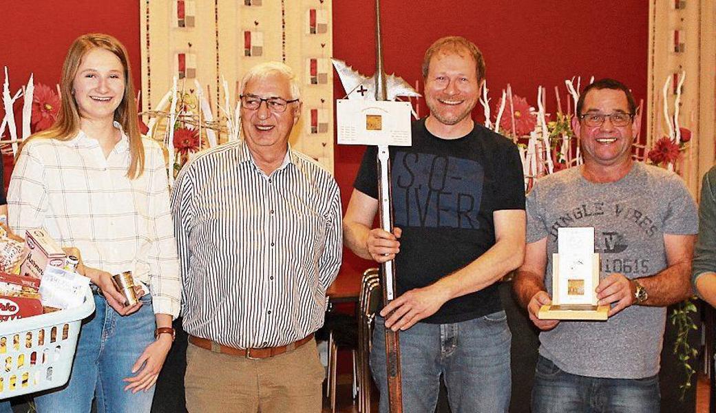 Christoph Schöb (Sieger Gabenstich, v. l.), Luzia Seiz (Siegerin Jungschützen), Roland Forrer (Thalerstich), Ralph Seiz (Jahresmeister und Sieger Differenzler), Michael Dudler (Sieger Schälle-5er-Stich), Manuel Zoller (Sieger Endspurt-Cup). 