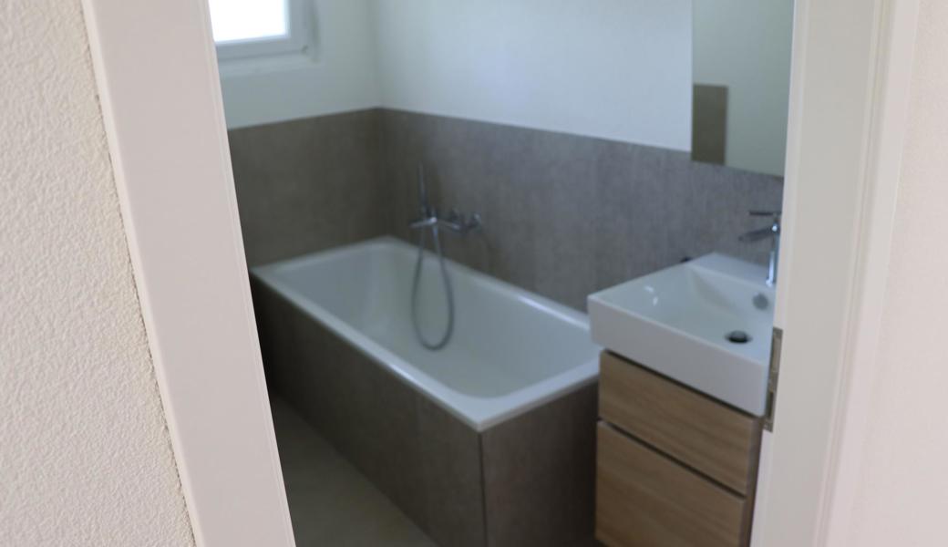 Die Badezimmer im Wohnhaus wurden komplett saniert. 