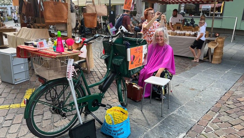 Mit ihrem Velo geht Irina Garbini auch bei Kundinnen und Kunden vorbei.
