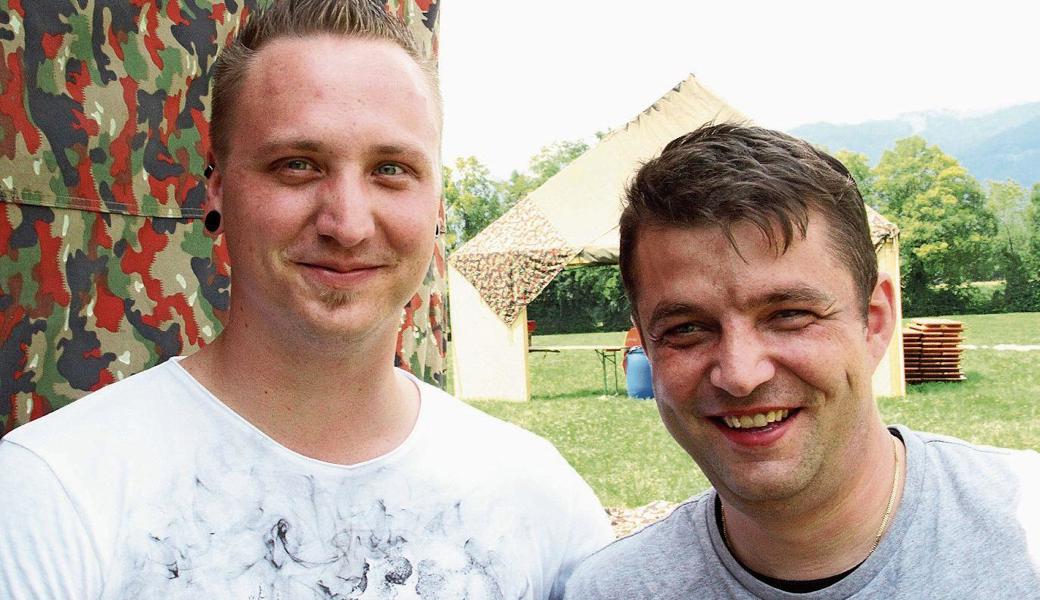 Jernej (Jerry) Debeljak (links) und Michael Friedauer kochen für die Jugendlichen aus Rebstein und Marbach. Debeljak kocht sonst im «Geserhus», Friedauer ist der Kanti-Koch.   Jernej (Jerry) Debeljak (links) und Michael Friedauer kochen für die Jugendlichen aus Rebstein und Marbach. Debeljak kocht sonst im «Geserhus», Friedauer ist der Kanti-Koch.