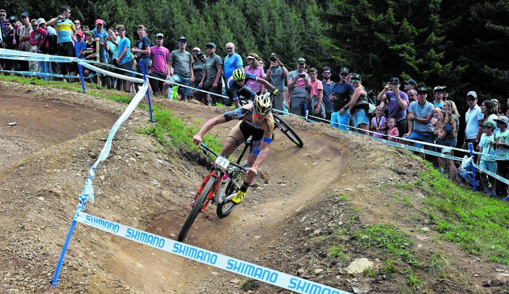 Thomas Litscher (vorne): Hier noch mit intaktem linken Schuh. Wenig später hatte er Ärger wegen eines Konkurrenten. Thomas Litscher (vorne): Hier noch mit intaktem linken Schuh. Wenig später hatte er Ärger wegen eines Konkurrenten.