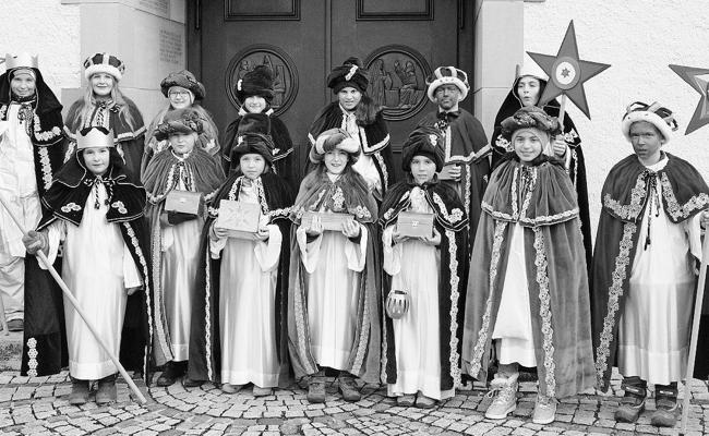 Sternsinger im Dorf unterwegs