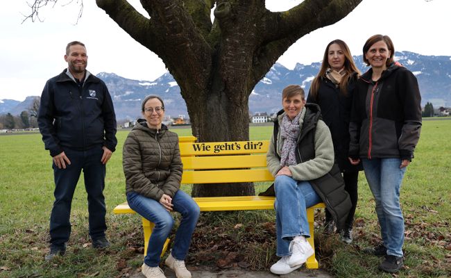 «Hopp, wia häasch?»: Eine neue Sitzbank setzt ein wichtiges Zeichen für psychische Gesundheit