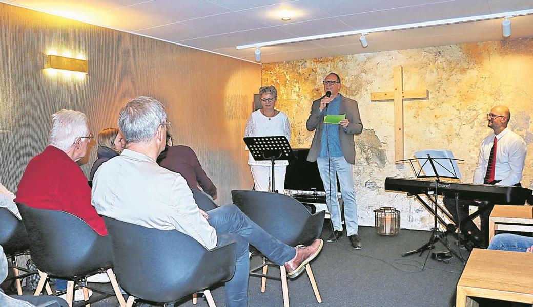 Monika und Peter Markwalder übergaben ihr Gebets- und Begegnungshaus seiner Bestimmung. Benjamin Küng umrahmte die kleine Feier musikalisch. 