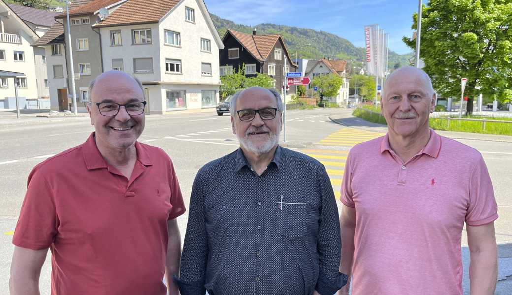 Sie wehren sich gegen ein ihres Erachtens nicht zu Ende gedachtes Projekt für den (im Hintergrund sichtbaren) nördlichen Teil der Staatsstrasse. Von links: Ruedi Kobelt, Kurt Köppel und Walter Kobelt.