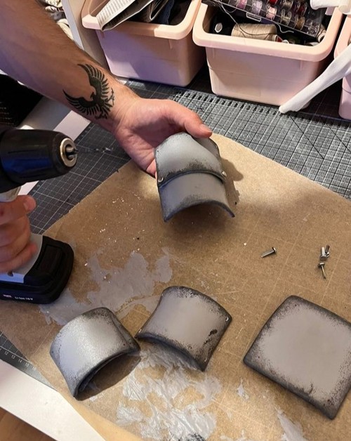 Mit «Worbla», einem thermoplastischen Material, können durch aufwärmen und zurechtbiegen Kostümteile hergestellt werden. Mit «Worbla», einem thermoplastischen Material, können durch aufwärmen und zurechtbiegen Kostümteile hergestellt werden.