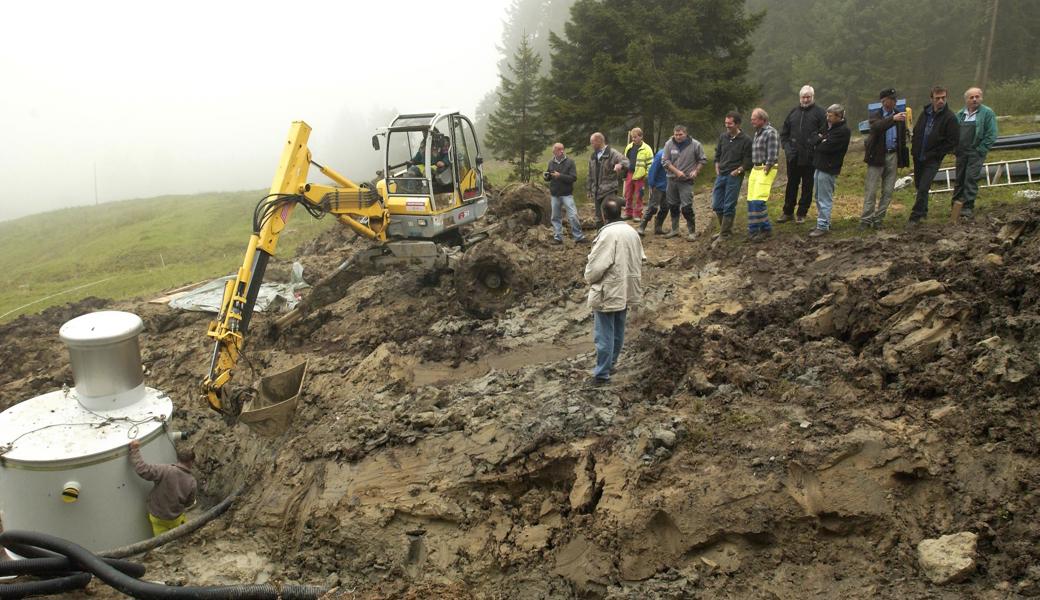 Beim Fassen der Quellen muss etwas schief gegangen sein: Im Beisein von Geologen, Ingenieuren und Vertretern verschiedener Körperschaften aus Eichberg sowie beiden Appenzell wurde am 19. September 2008 die letzte Brunnenstube an ihren Platz gesetzt.