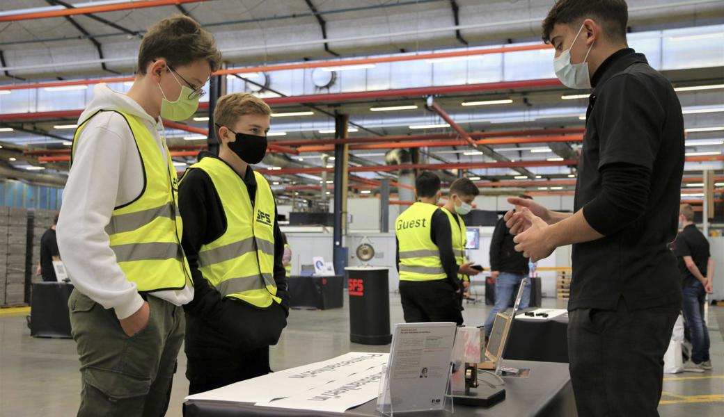 «Wäre ein Beruf in der Industrie etwas für mich?» Oberstufenschüler lassen sich von SFS-Lernenden Berufe wie Konstrukteur und Polymechaniker vorstellen. Trotz Einschränkungen kann ein kurzfristig geplanter Anlass zur beruflichen Orientierung stattfinden. 