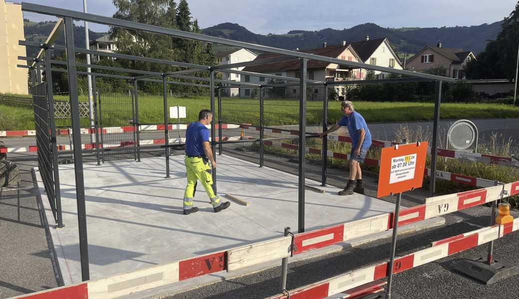 Der Unterhaltsdienst der Stadt Altstätten errichtet derzeit eine neue abschliessbare Box.
