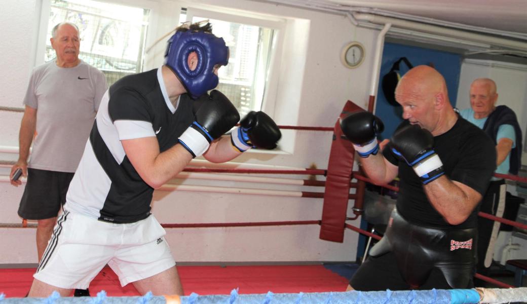 Der Rheintaler Trainer Walter Walser beobachtet seinen Schützling Enis Morina im Sparring gegen Valeri Quade, der von Trainer Gerd Drabst (von links) angeleitet wird.