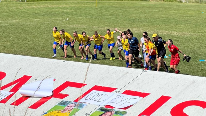Der FC Au-Berneck schaffte mit elf Punkten Vorsprung auf den Strich den Ligaerhalt und feierte diesen. Der FC Au-Berneck schaffte mit elf Punkten Vorsprung auf den Strich den Ligaerhalt und feierte diesen.