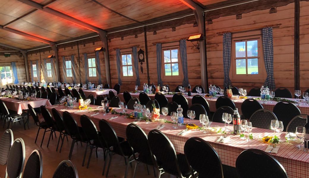 Zeltplanen in Holzoptik: Das diesjährige Festzelt auf dem Stossplatz. Zeltplanen in Holzoptik: Das diesjährige Festzelt auf dem Stossplatz.