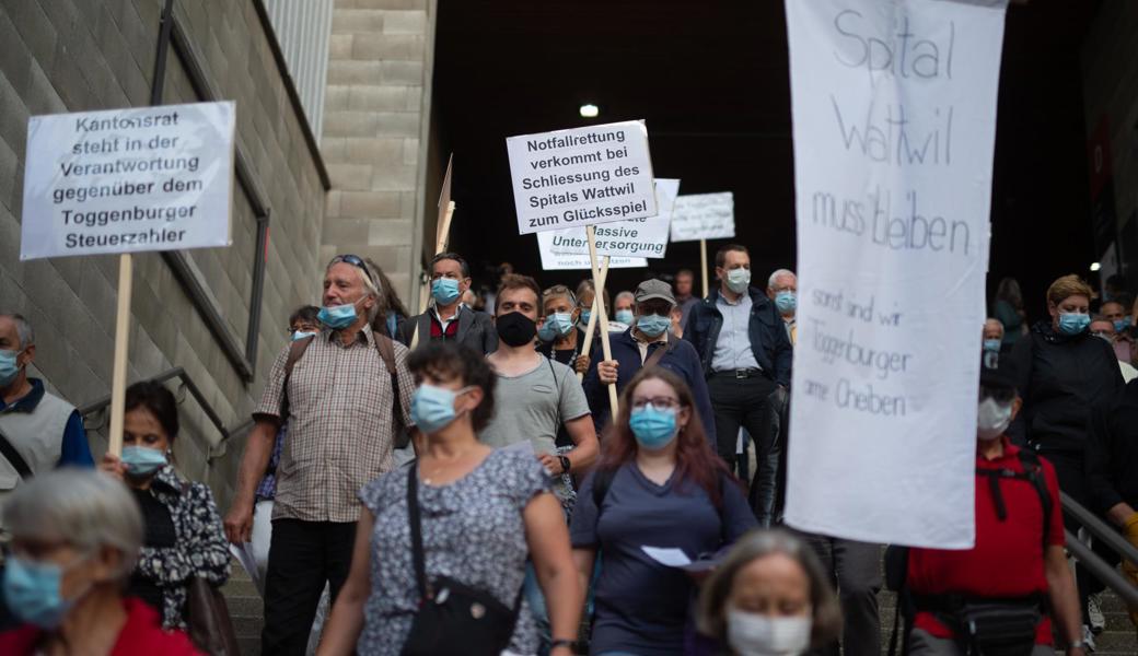 Die Toggenburger demonstrieren für den Erhalt ihres Spitals in Wattwil. Die Rheintaler scheinen das Ergebnis der Spitaldebatte im  Kantonsrat abzuwarten.