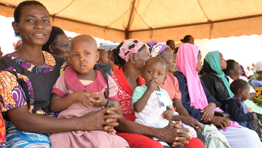 Die Schülerinnen und Schüler tragen mit ihrem Tanz zum Gelingen des Eröffnungsfestes bei. Die Schülerinnen und Schüler tragen mit ihrem Tanz zum Gelingen des Eröffnungsfestes bei.