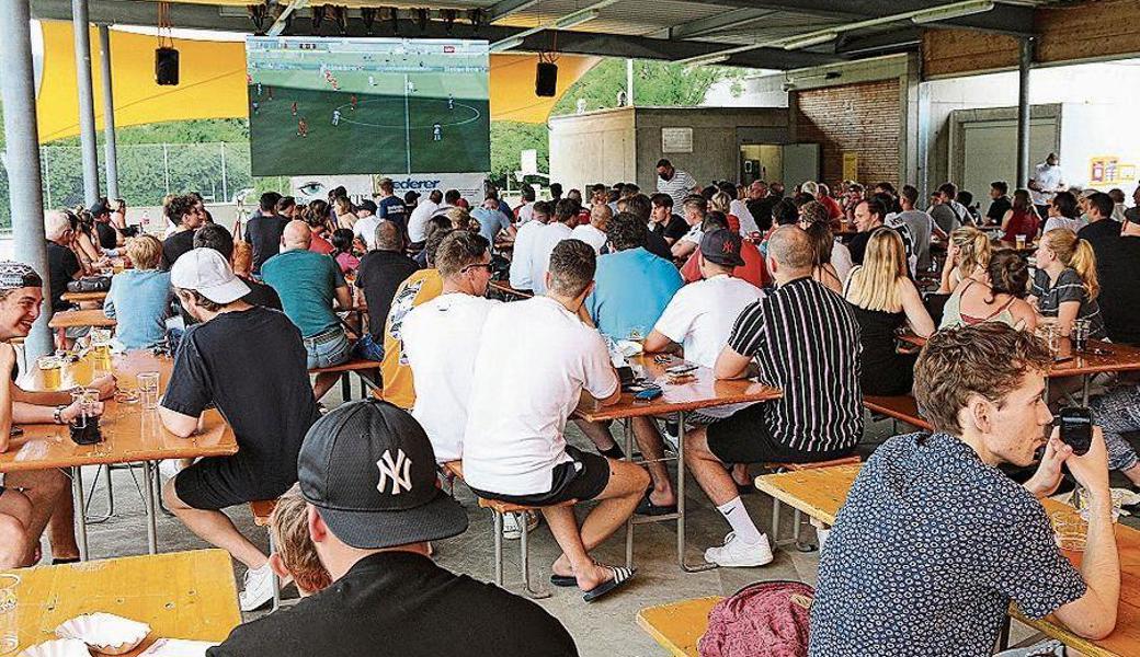 Public Viewing mit der Familie, Freunden und anderen Fans.