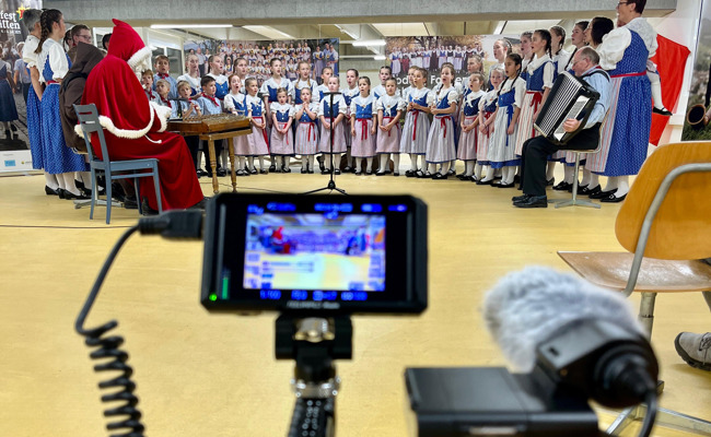 Überraschungsbesuch: SRF bringt Samichlaus und Nicolas Senn ins Kinderjodelchörli