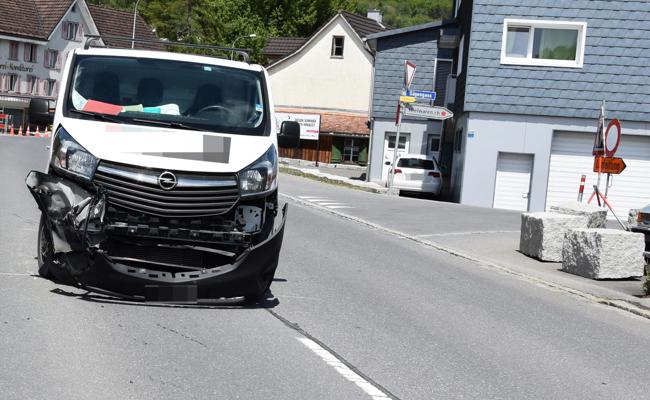 Kollision zwischen Lieferwagen und Auto