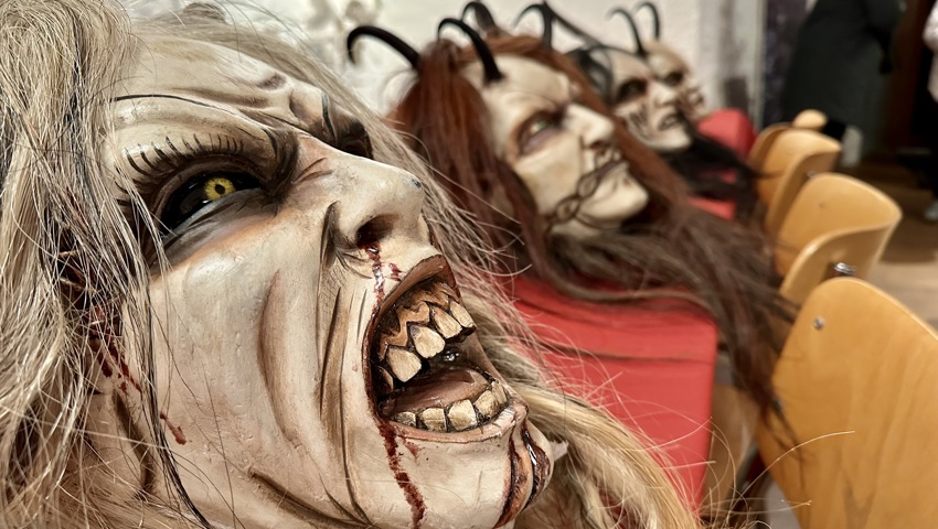 Die schaurigen Masken der Perchtawiiber waren allgegenwärtig und bildeten eine stimmige Umrahmung der Raunacht. Die schaurigen Masken der Perchtawiiber waren allgegenwärtig und bildeten eine stimmige Umrahmung der Raunacht.