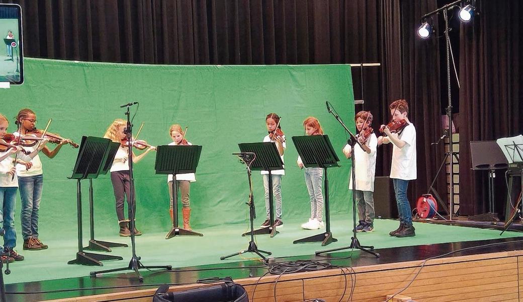 Die Musikaufnahmen wurden vor einem Greenscreen erstellt. Die grüne Leinwand wurde nach der Aufnahme jeweils durch Aufnahmen aus den Dörfern ersetzt. 
