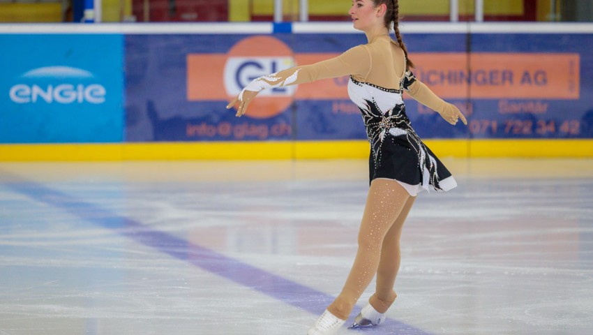 Einen perfekten Auswärtsmond zeigte Carla Scherrer in ihrer Intergold-Kür. Einen perfekten Auswärtsmond zeigte Carla Scherrer in ihrer Intergold-Kür.
