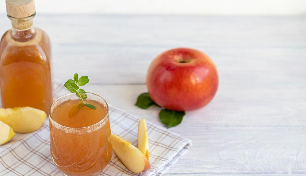 Eine gesunde Lebensweise stärkt das Immunsystem. Dass Vitamine und Nahrungsergänzungsmittel aber vor einer Ansteckung mit dem Coronavirus schützen würden, ist nicht belegt.