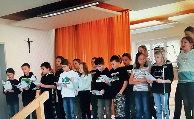 Kinder sangen für Seniorinnen und Senioren